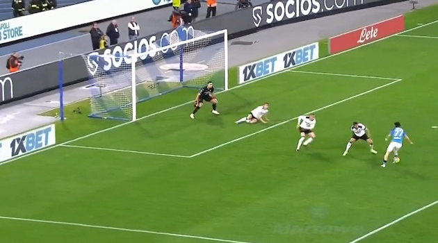 Màn solo 1 cân 3 khiến châu Âu bấn loạn