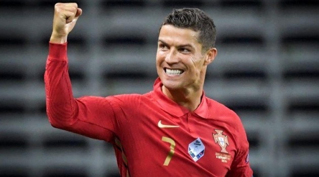 HLV mới của tuyển Bồ Đào Nha thuyết phục Ronaldo tiếp tục