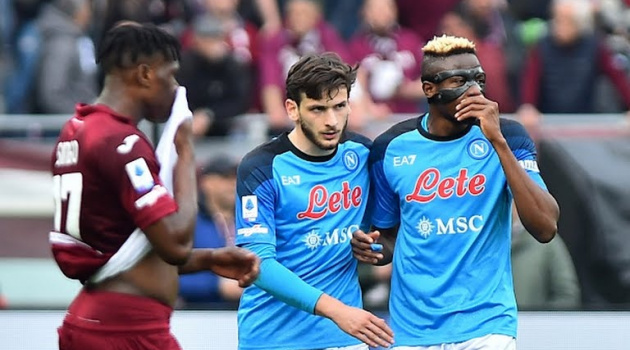Osimhen bùng nổ, Napoli bỏ xa đội bám đuổi 21 điểm
