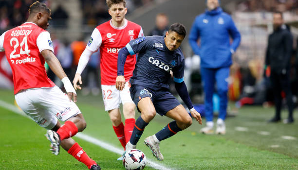 Đang bùng nổ, Balogun nhận đòn đau từ Alexis Sanchez