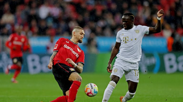 Hai quả 11m khiến Bayern mất ngôi đầu ở Bundesliga