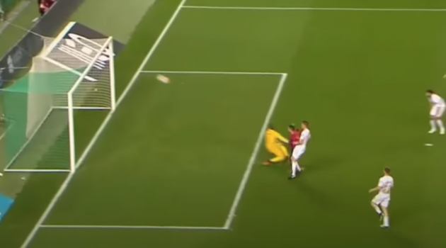 Ronaldo sút lên trời ở tư thế trống trải