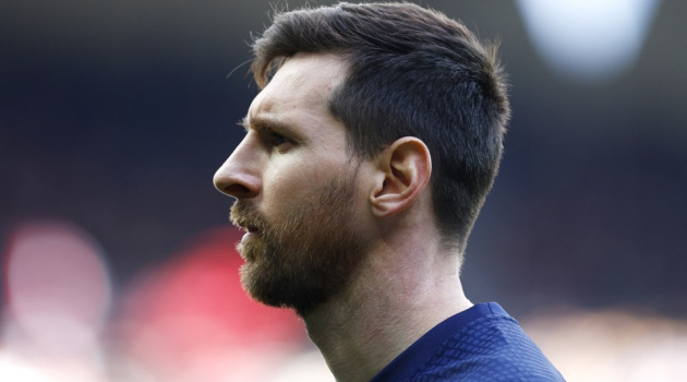 Messi ngồi xem trận đấu ngay ở trên sân