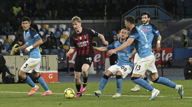 Sao AC Milan độc diễn để đời khiến Napoli rối loạn