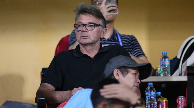 V-League trở lại, HAGL thắng và nụ cười của HLV Troussier