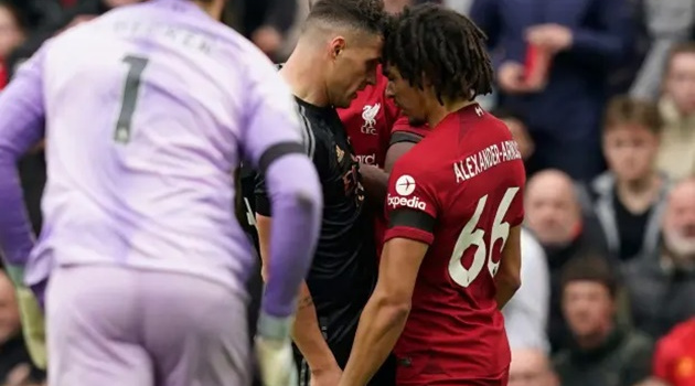 Xhaka thoát thẻ đỏ sau hành động điên rồ
