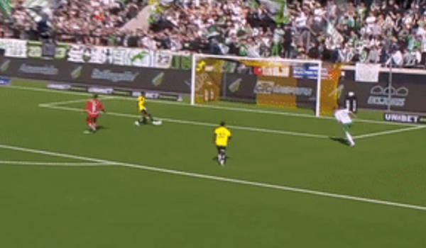 Thủ môn tuyển Thụy Điển mắc sai lầm ngớ ngẩn