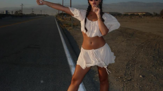 Bạn gái Alli khoe ngực trần táo bạo