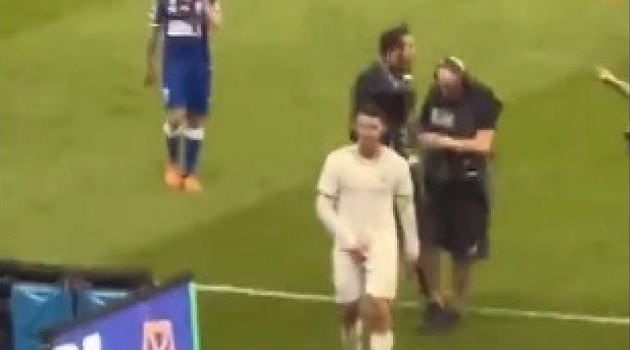 CĐV hô tên Messi, Ronaldo đáp trả bằng hành động tục tĩu