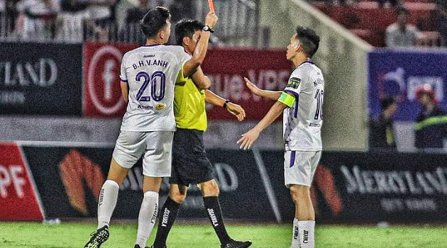 Văn Quyết nhận án phạt cực nặng; HLV Polking quay xe với CAHN