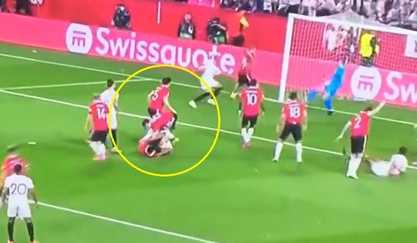 Maguire khiến Martial dính chấn thương