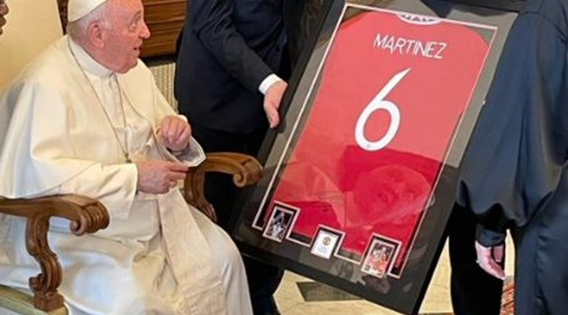 Martinez có hành động đẳng cấp vì chiếc áo đấu Man Utd