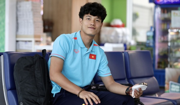 Cầu thủ U22 Việt Nam tranh thủ đổi tiền đi Campuchia