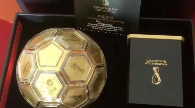 Chỉ được đền 13 USD sau khi mất quả bóng vàng có chữ ký Messi