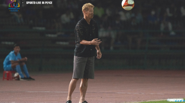 Thời trang độc lạ của huyền thoại bóng đá Nhật Bản tại SEA Games 32