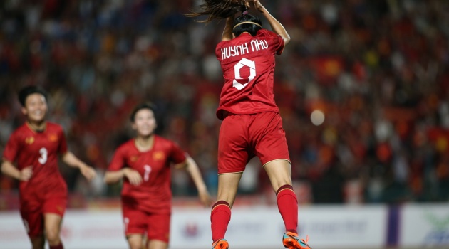 'Xé lưới' Myanmar, Huỳnh Như ăn mừng theo phong cách Ronaldo