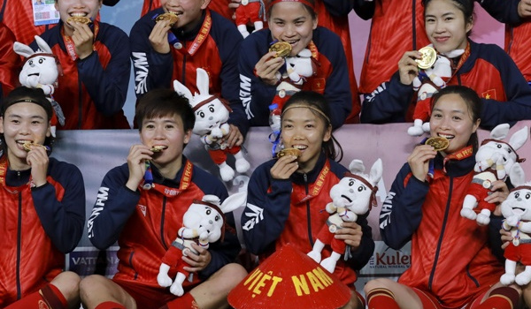 Huỳnh Như rủ đồng đội khoe thành tích tại SEA Games 32