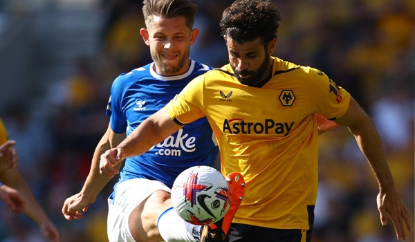 Everton mất quyền tự quyết trong cuộc đua trụ hạng