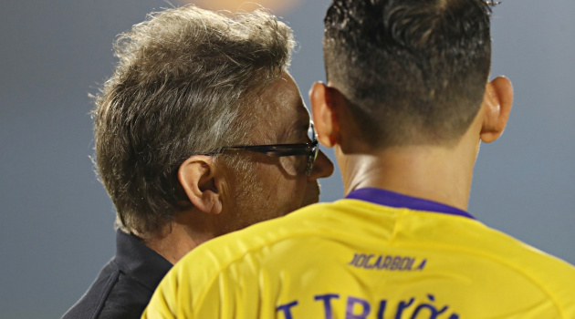 HLV Troussier dặn dò thủ môn Tấn Trường