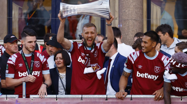 Biển người ăn mừng chức vô địch châu Âu sau 58 năm của West Ham