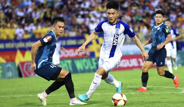 Trọng tài lại sai sót, bỏ lỗi việt vị cầu thủ SLNA