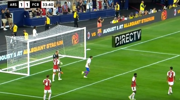 Ramsdale nổi đóa, quát thẳng mặt Odegaard