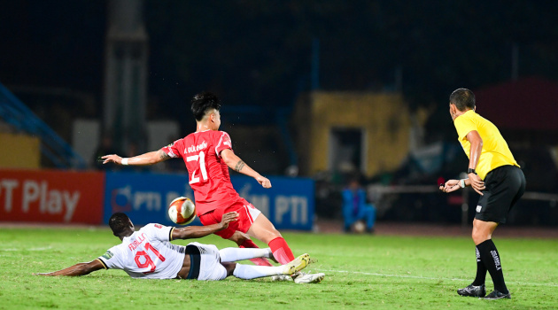 Cận cảnh tình huống check VAR đầu tiên ở V-League