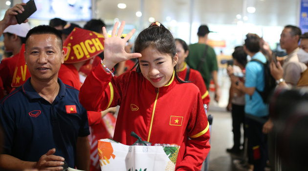 Thanh Nhã, Hoàng Thị Loan cực xinh, HLV Mai Đức Chung được tặng nón lá