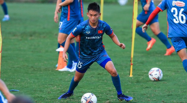 Nhân tố Việt kiều được triệu tập lên U19 CH Czech; Văn Hậu bảo vệ Quang Hải