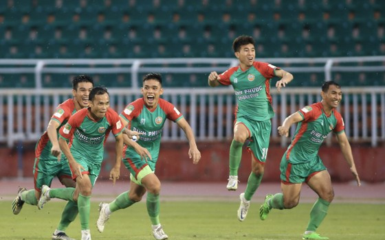 Xác định cái tên cuối cùng chinh chiến ở Hạng Nhất 2023/24