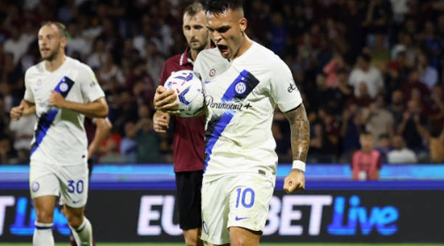 Martinez ghi liền 4 bàn; Milan phả hơi nóng vào Inter