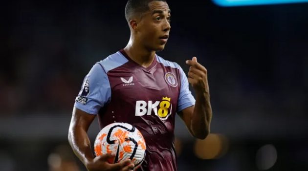 Những mẫu áo đấu thảm họa nhất lịch sử: Aston Villa 2023/24, Man Utd 1996/97