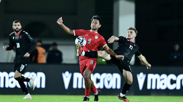 Thái Lan bị chỉ trích vì bỏ đói cầu thủ; Gà cưng nhà bầu Đức giải nghệ