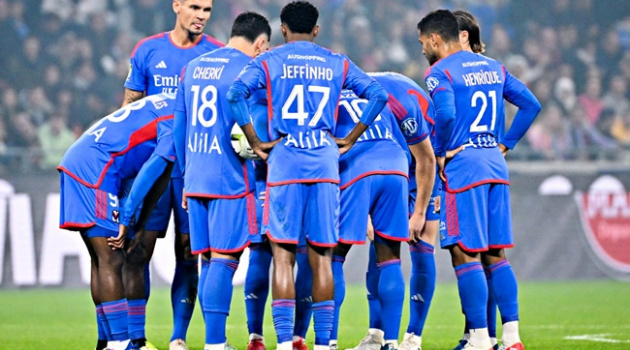 Sau Ajax, một gã khổng lồ đang lún sâu vào khủng hoảng