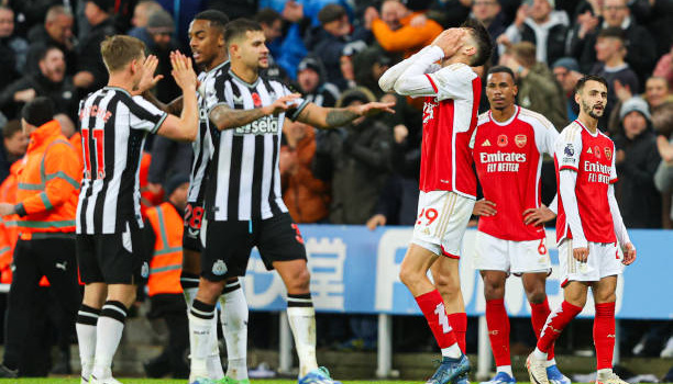 VAR gây tranh cãi, Arsenal thua trận đầu tiên ở Premier League