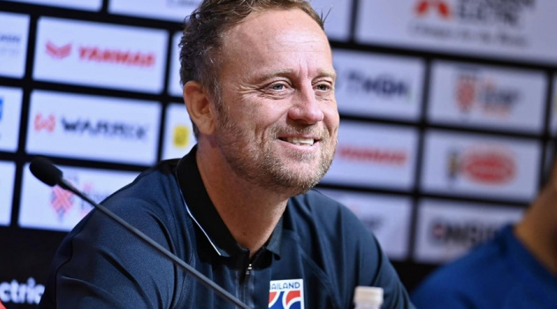 Sắp đấu Trung Quốc, HLV Thái Lan công bố tin vui