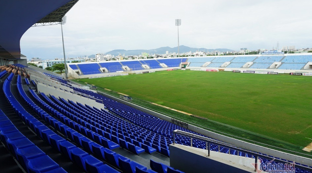Không được đá sân nhà, HLV V-League buông lời xót xa