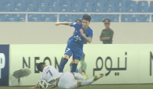 CĐV Trung Quốc đòi trục xuất cầu thủ đá vào mặt Xuân Mạnh