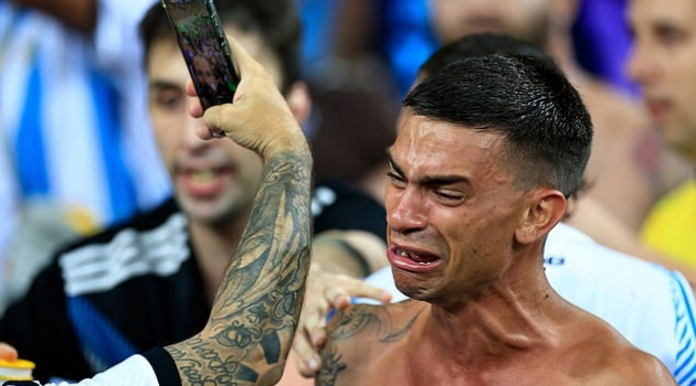 Máu đổ, nước mắt rơi khi bạo loạn xuất hiện ở trận Brazil - Argentina