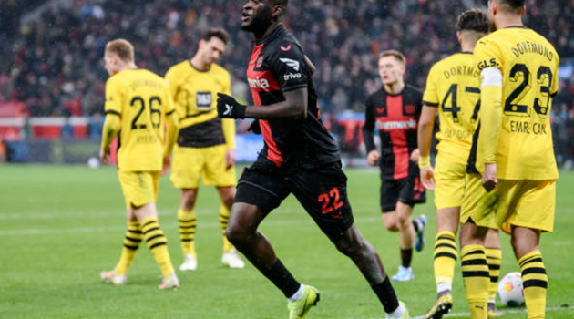 Leverkusen chết hụt, ngôi đầu sắp đổi chủ