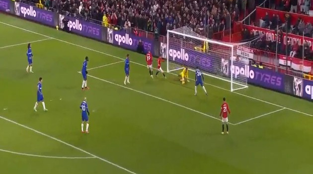 Quá đen cho McTominay 