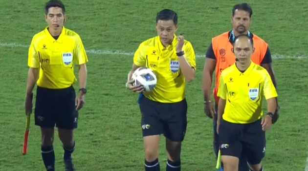 Gặp 'biến' căng, trọng tài Việt Nam được an ninh hộ tống