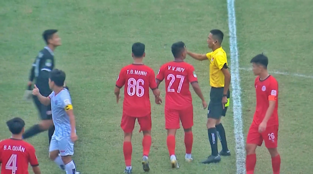 Bị trọng tài phạt penalty, CLB Việt Nam dọa bỏ giải