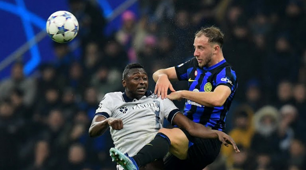 Inter mất ngôi đầu; Napoli nối gót Real ở Champions League