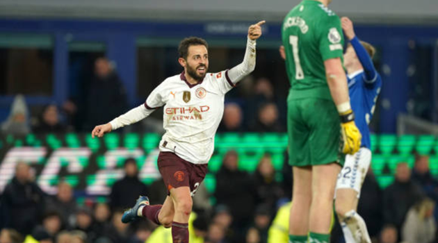 Ngược dòng trước Everton, Man City trở lại đường đua vô địch