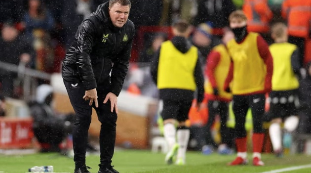 Eddie Howe phải tìm cách trở lại sau thất bại thảm hại ở Anfield