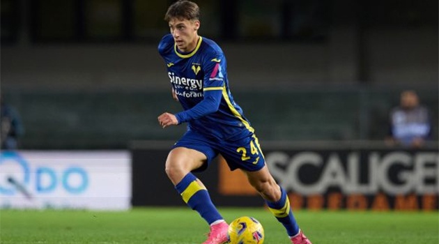 Milan muốn chiêu mộ hậu vệ 20 tuổi của Verona