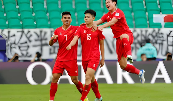 Truyền thông Trung Quốc: Messi Việt Nam khiến Wataru Endo bối rối