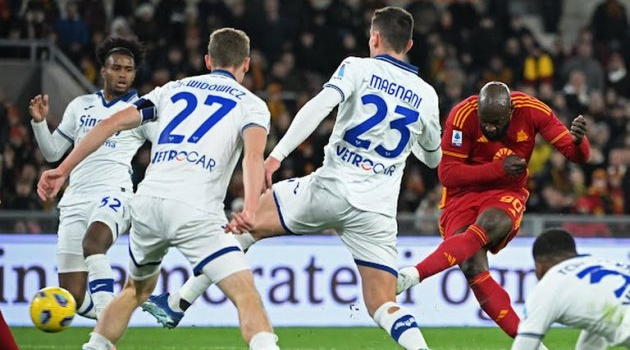 De Rossi ra mắt ấn tượng; Milan kịch tính hạ Udinese