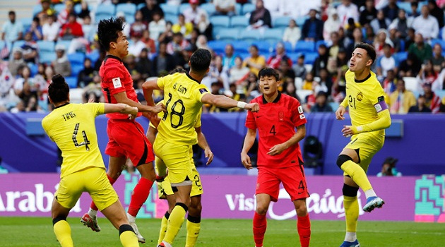 Châu Á quy kết Hàn Quốc diễn trò; Tiền đạo Việt kiều 1m85 về Việt Nam thi đấu